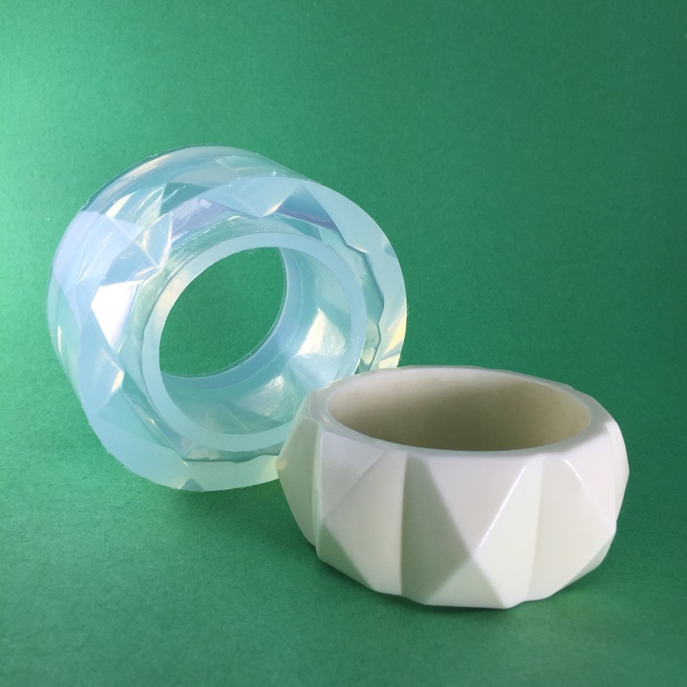 CLEAR SILICONE MOLD (MB097) FOR RAISED PYRAMID PATTERNS BANGLE BRACELET