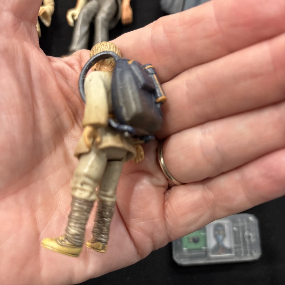 6 Star Wars Figurines & 3 CommTech Chips