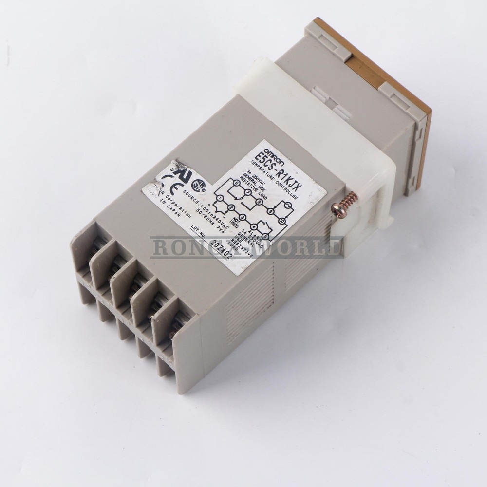 ONE Used Omron Temperature Controller E5CS-R1KJX 100-240VAC