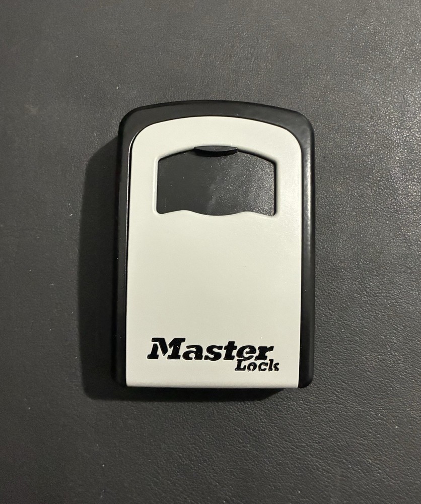 Master Lock Wall Mount Lock Box with Combination 3 x 1 1⁄2 x 5"