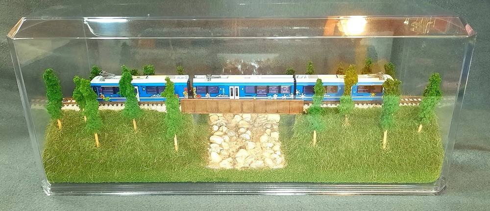N SCALE- SINGLETRACK 16"- BRIDGE w/ STREAM "SUMMER SCENE" TRAIN DISPLAY CASE