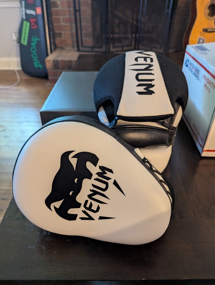 Venum Cellular Tech Focus Mitts