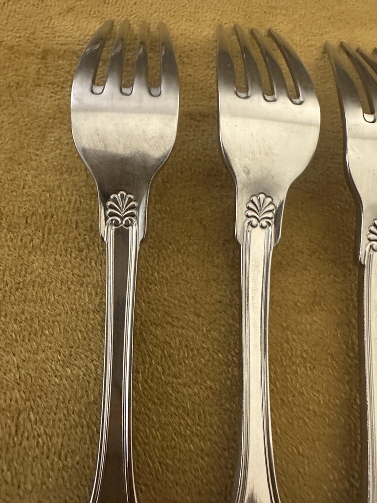 —(3) — Mikasa Sheldon Satin Dinner Forks () - SHELL PATTERN