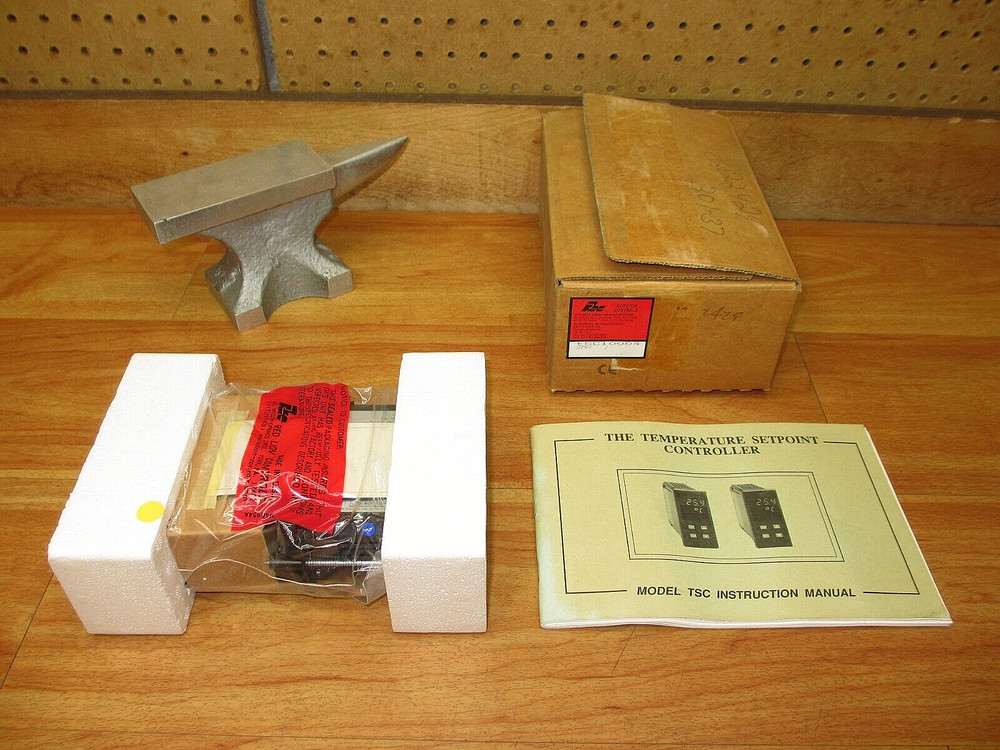 Red Lion TSC10004 *NEW* Temperature Setpoint Controller Panel Meter Control