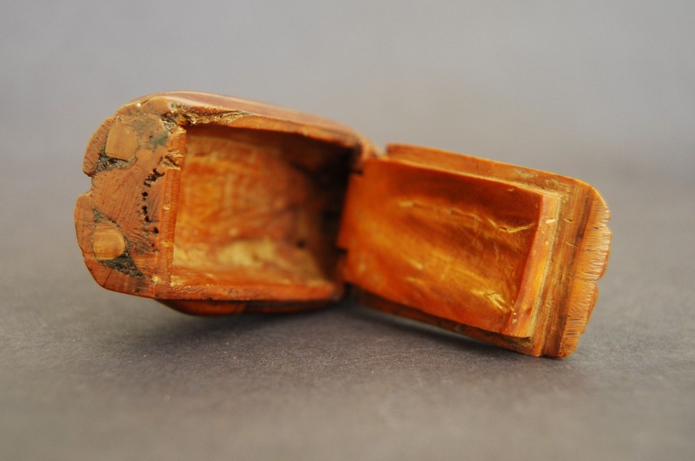 ANTIQUE COQUILLA SNUFF BOX