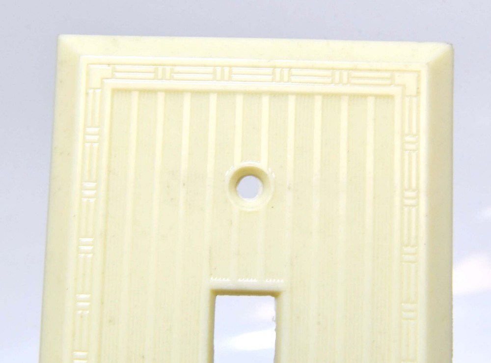 VINTAGE BRYANT IVORY BAKELITE / PLASTIC SINGLE TOGGLE LIGHT SWITCH PLATE NOS
