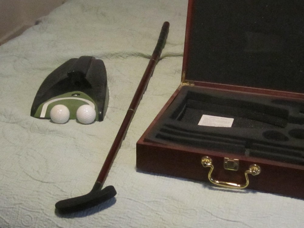 Golf Putter Practice Kit with Electronic Ball Return, 2 Balls & Wooden Case