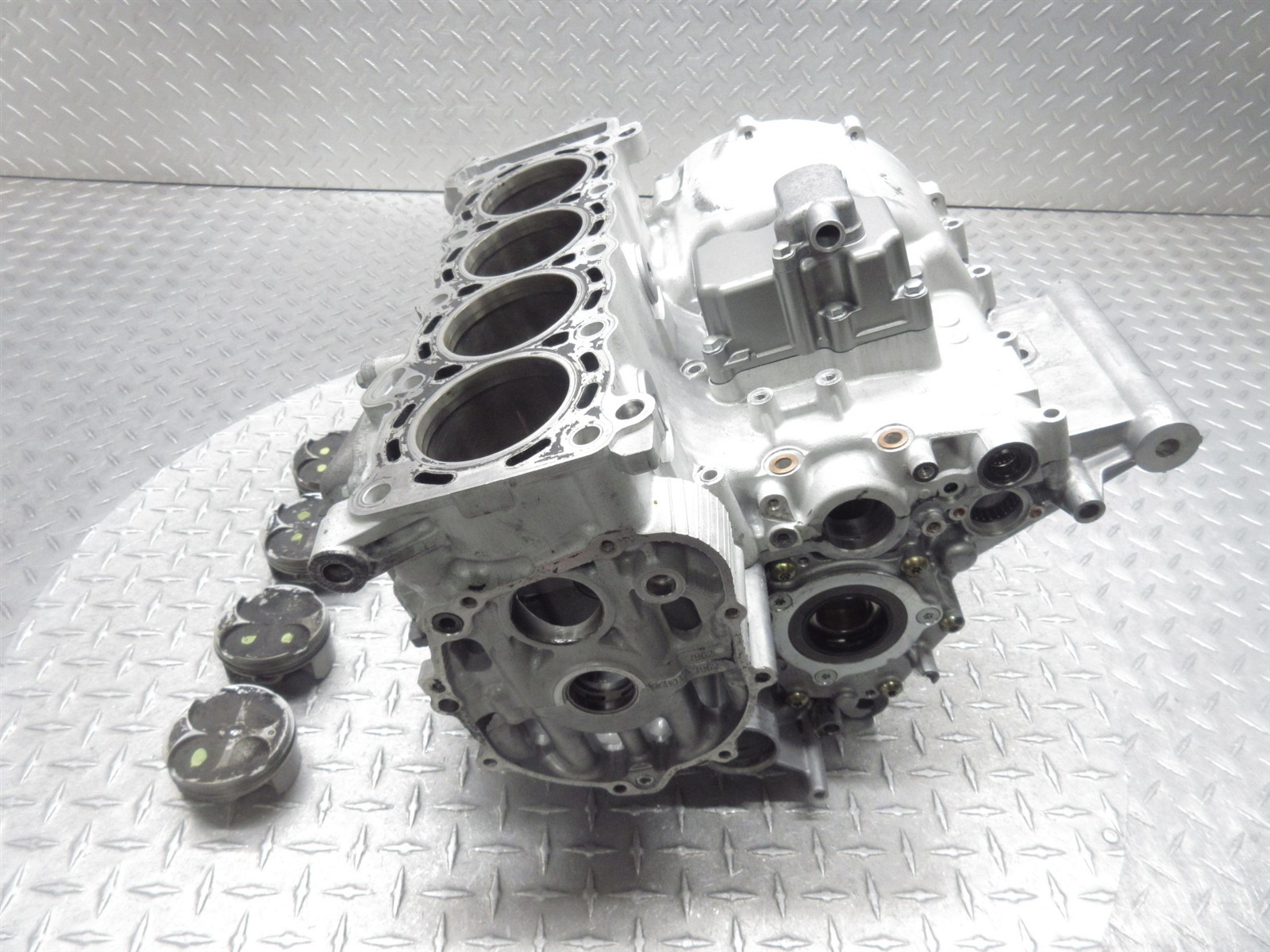 2007 06-07 Suzuki GSXR 600 GSXR600 Crankcase Case Engine Motor Block Piston Lot