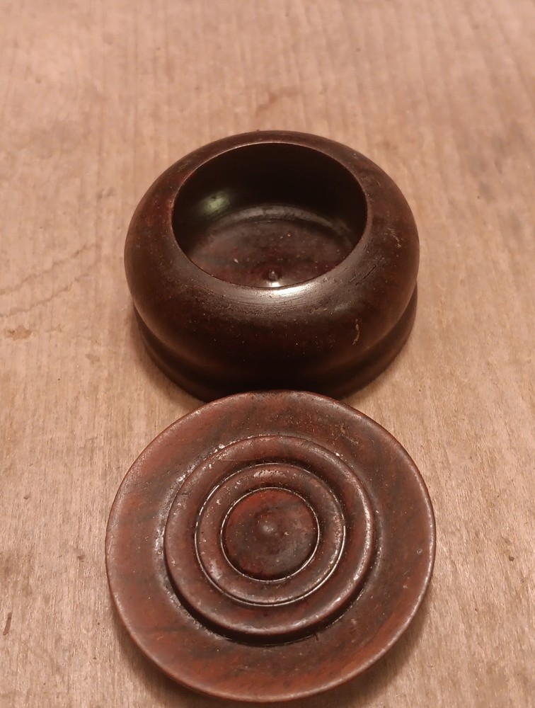 antique treenware Cover Snuff ??