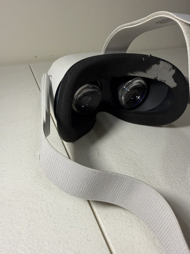Oculus Quest 2 w 1 Controller Great Condition Works Great!!! Tear Under Leather
