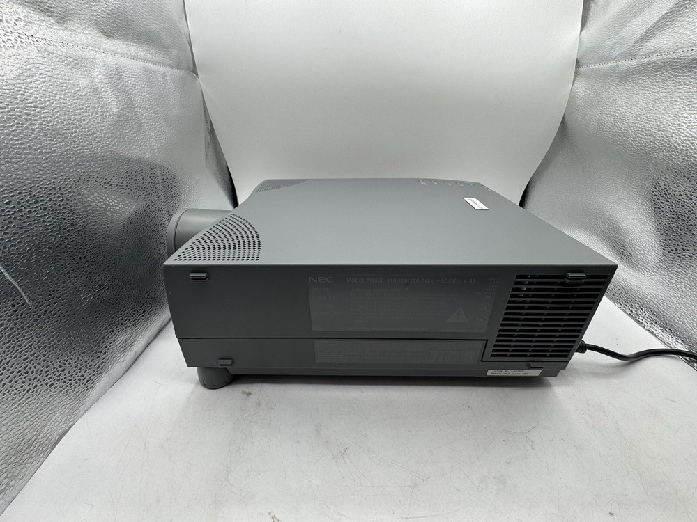 NEC MultiSync MT800 TFT LCD Projector Powers On W/Remote , Cables And Carry Bag