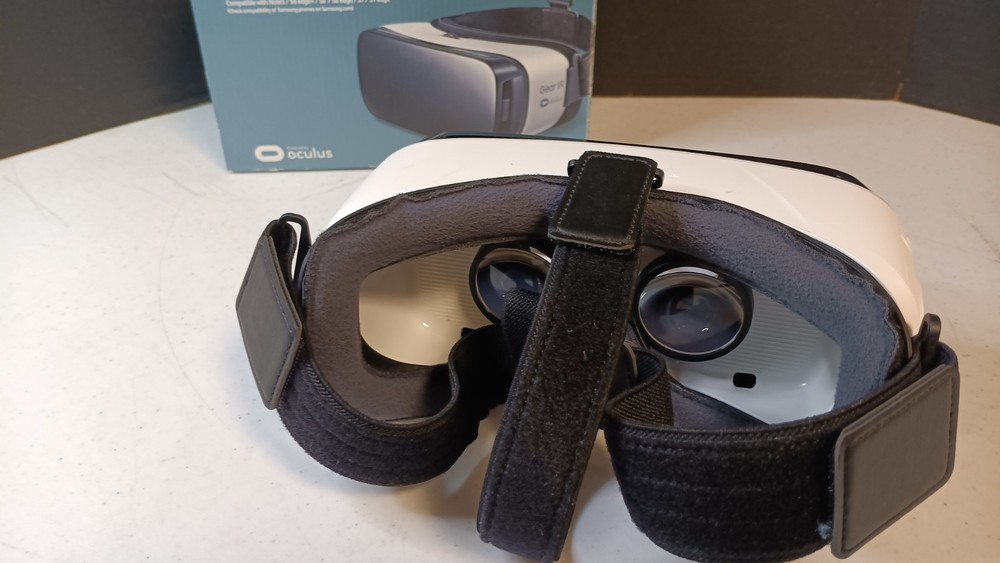 Samsung Gear VR Oculus Virtual Reality Headset 2016 SM-R322 micro-USB