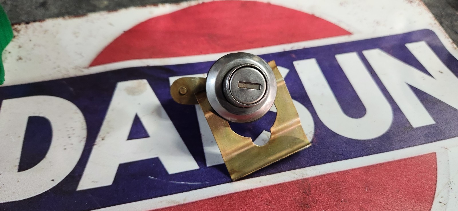Datsun 70- 78  240z 260z 280z Hatch Lock w/ Clip NO KEY