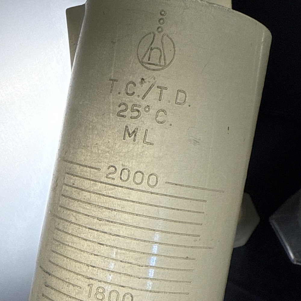 Cylindrical graduated plastic cylinders lab