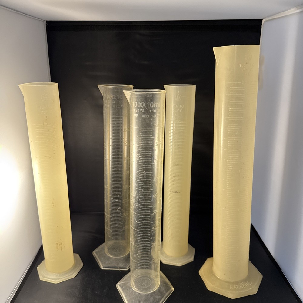 Cylindrical graduated plastic cylinders lab
