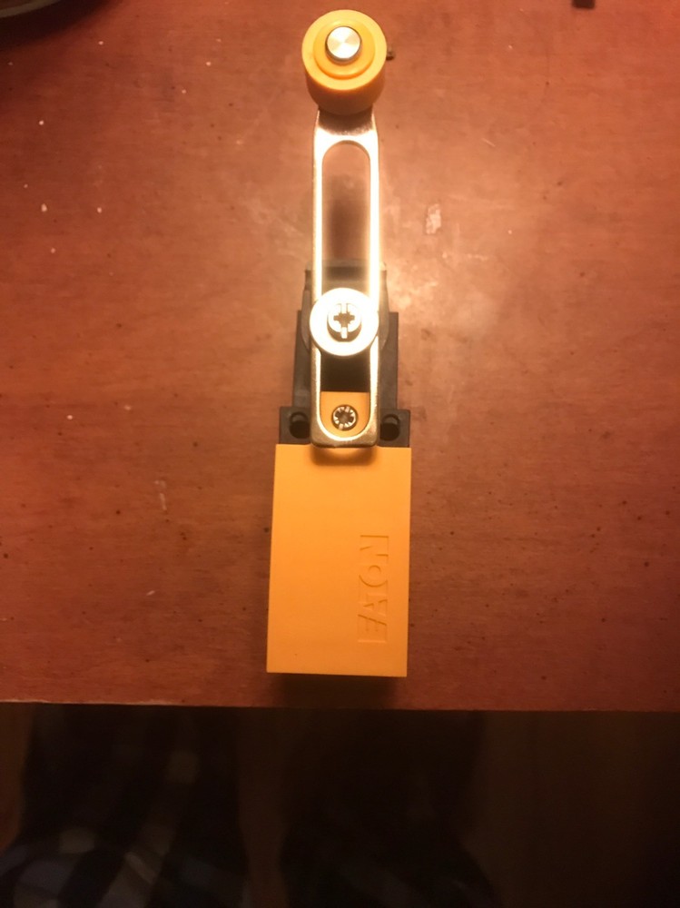 LIMIT SWITCH. WITH ADJUSTABLE. ROLLER.  LS-S11-/LRXA