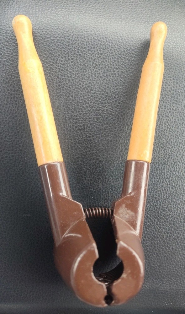 High Quality Cracker wooden handle , Walnut Cracker Tool Pecans Nuts Works Good