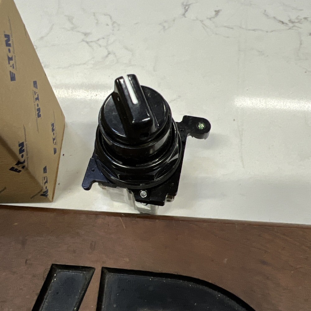 Cutler-Hammer E34VFBK1-X1 Selector Switch new