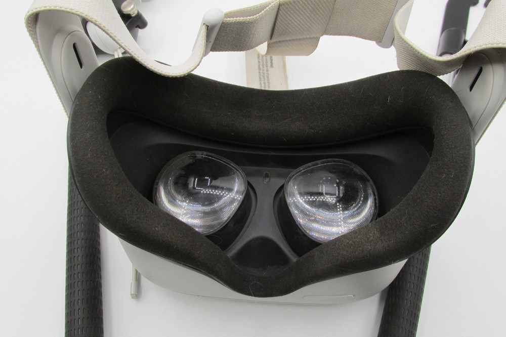 META OCULUS QUEST 1 HEADSET W/1 CONTROLLER WHITE & 2 STICKS!