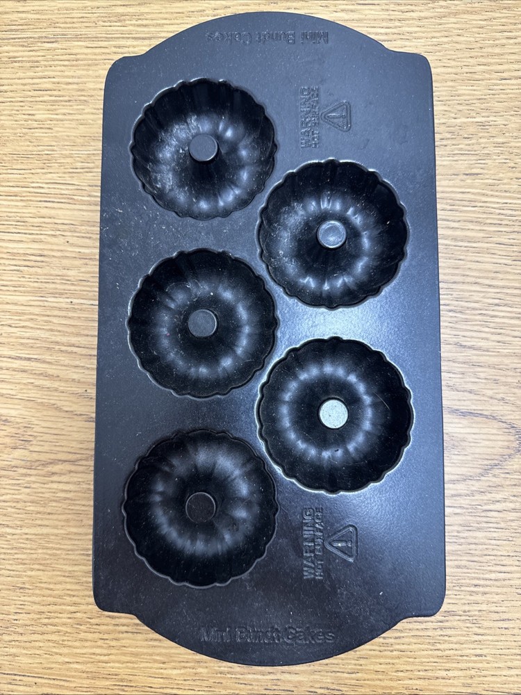 PREOWNED MINI BUNDT CAKE PAN MOULD BLACK