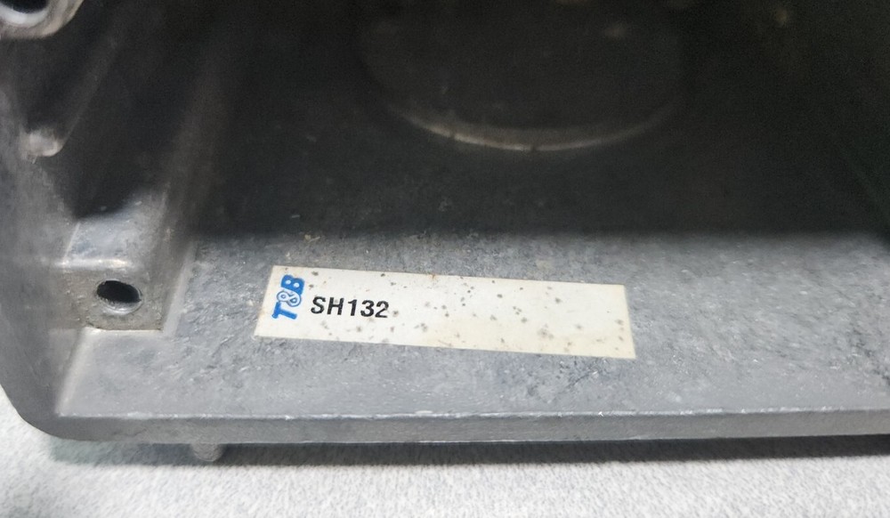 Thomas & Betts SH132/PB132 Steel 1.25" Side Entry Hood & Locking Panel Base