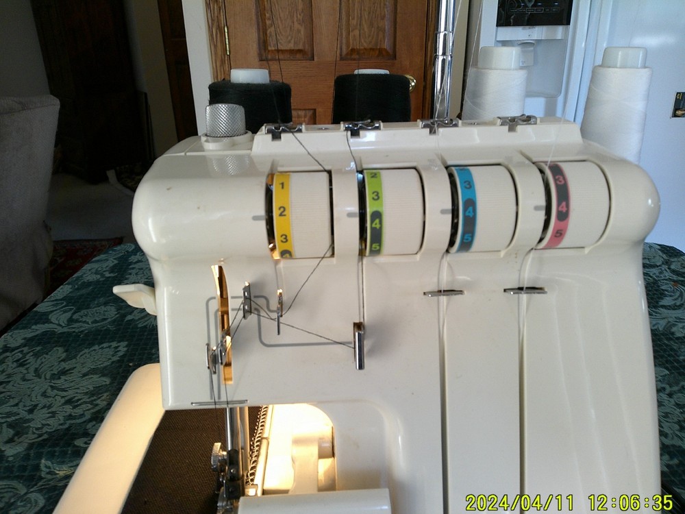TOYOTA 6700 SEGER SEWING MACHINE (WORKING)