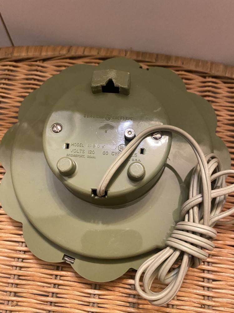 General Electric Lighted Dial MCM avocado Daisy Wall Clock work cracked plug