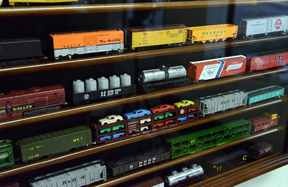 N Scale Model Train Display Case Lockable Collection Shelf Cabinet Oak Finish