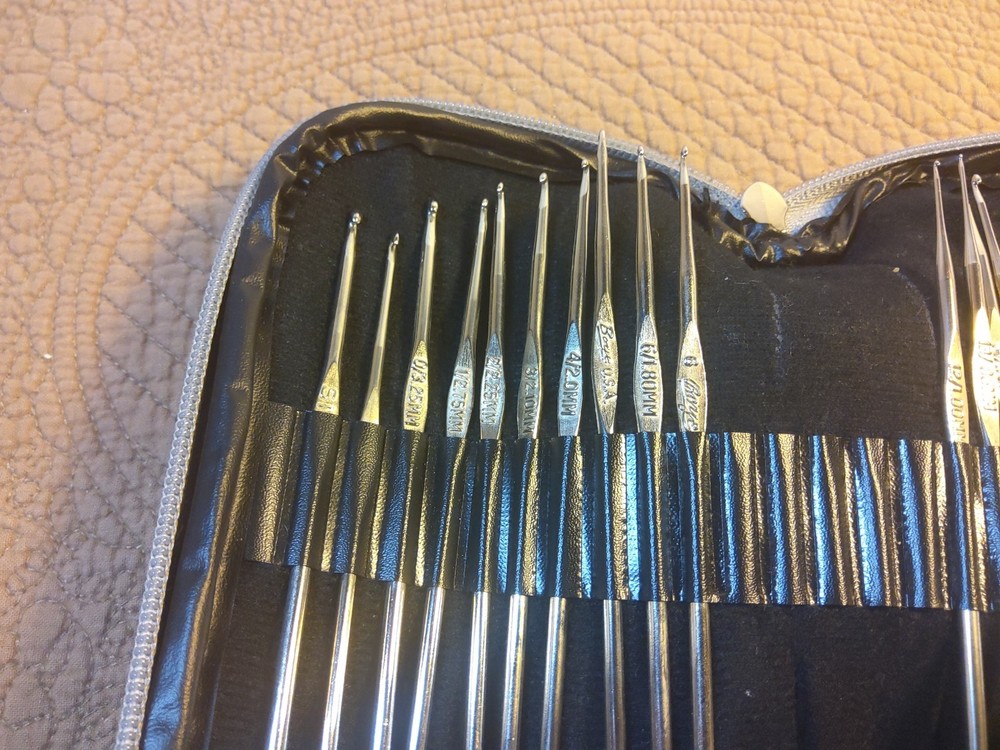 23 Crocheting Needles, Boye Set +