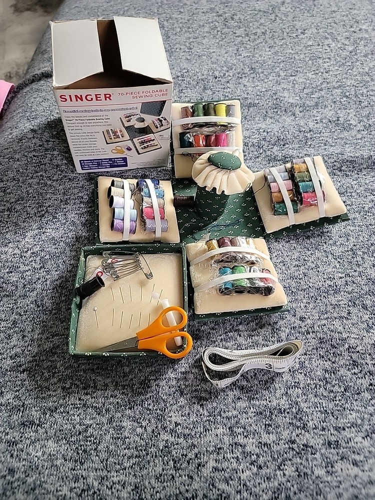 Singer/Foldable Sewing Cube. Pre Owned