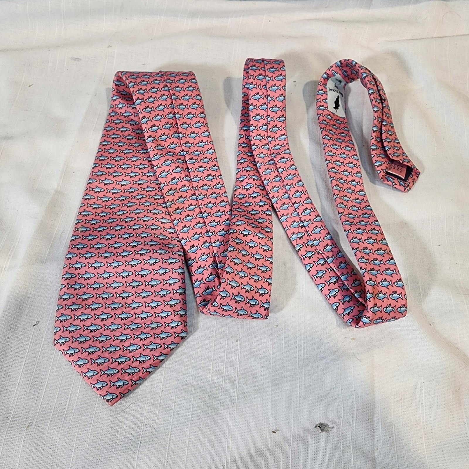 Vineyard Vines, Shep & Ian, Boy's Silk Necktie, Pink with Gray Fish, USA, Nice!