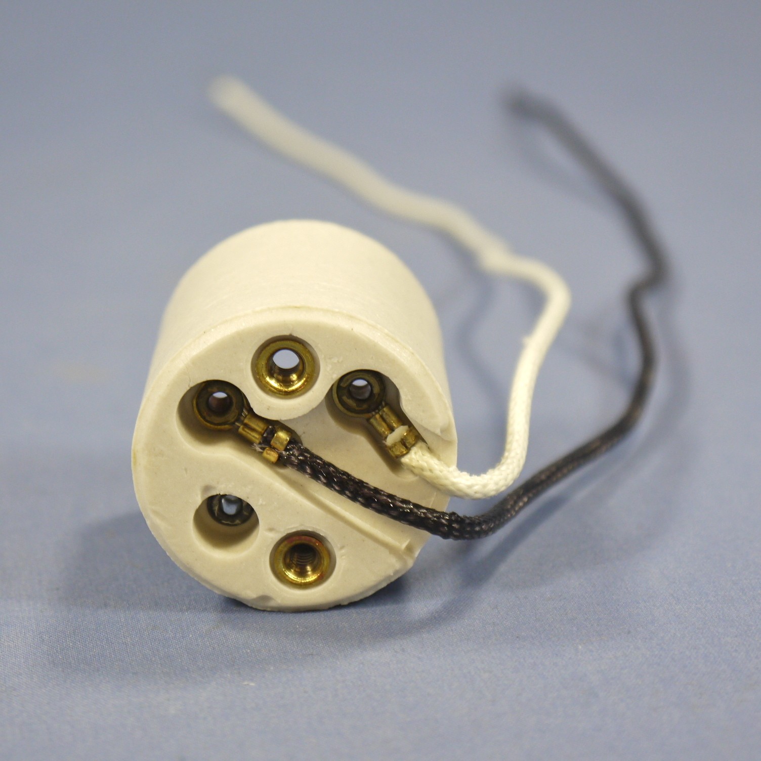 Leviton Unglazed Porcelain Light Socket Lamp Holder Medium 660W Bulk 70035-10