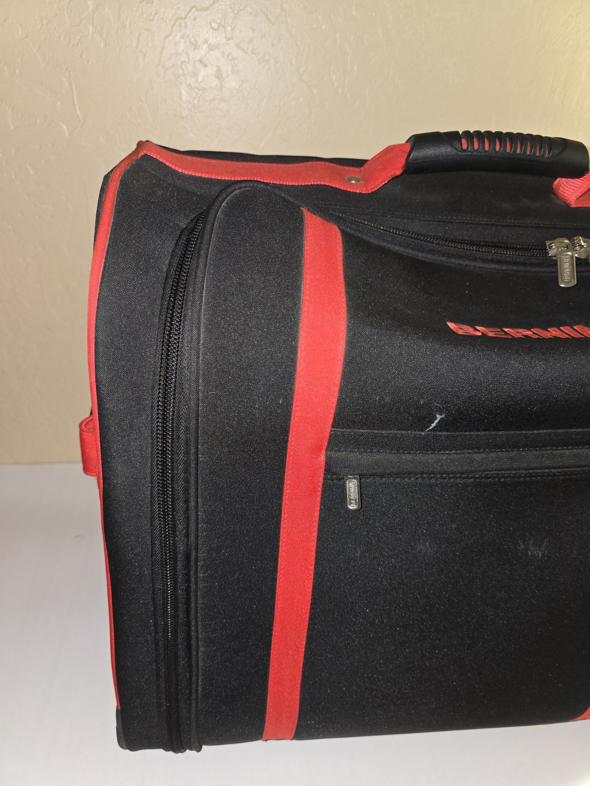 Nice Bernina Large Sewing Machine Luggage Carrying Bag Black & Red Case