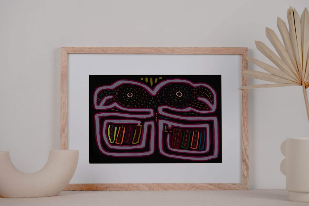 Black Red And Blue Optical Illusion Bird Mola