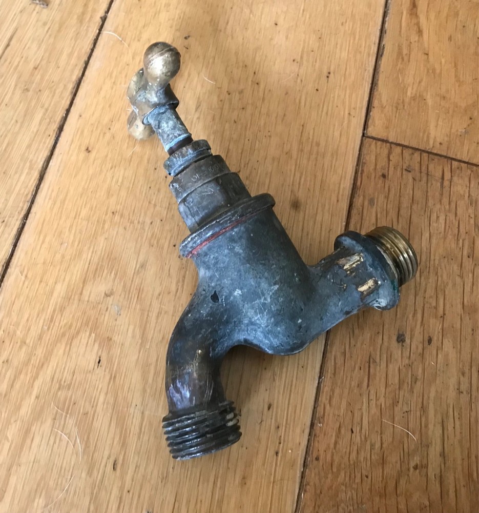 VINTAGE SOLID BRASS GARDEN TAPS Ref68 - (Black D 4)