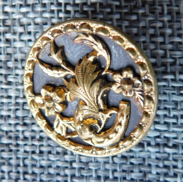 Antique Vtg Button  Aprx: 1" #405-D