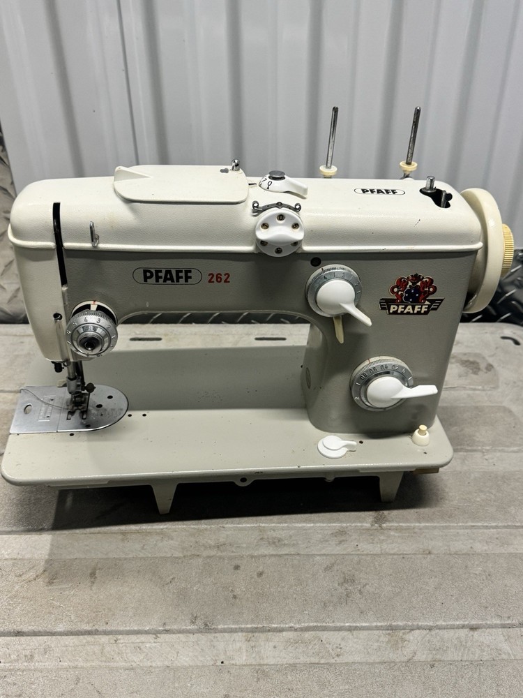 Vintage PFAFF 262 Sewing Machine