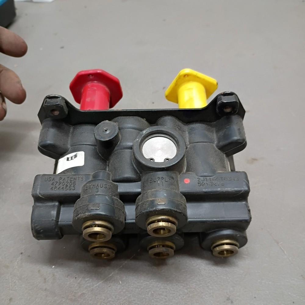 BENDIX AIR CONTROL VALVE 16932 Untested