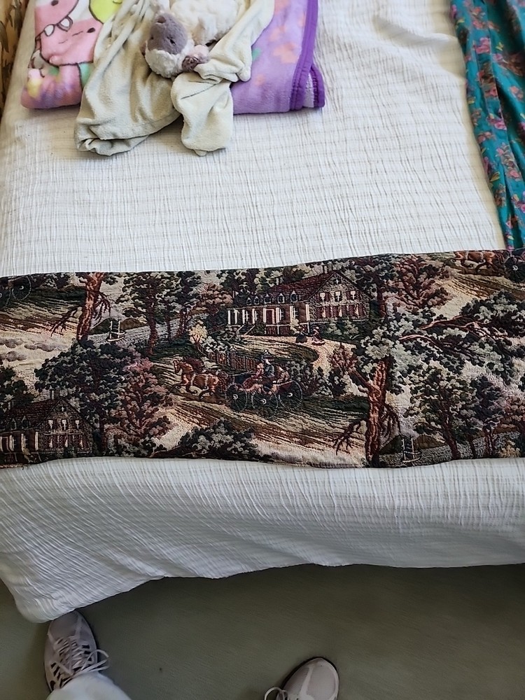 Amrose Table Runner
