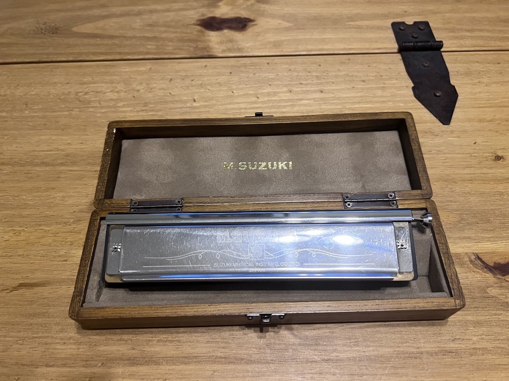 Suzuki Chromatic SC-64 PROFESSIONAL Harmonica + Wood Case