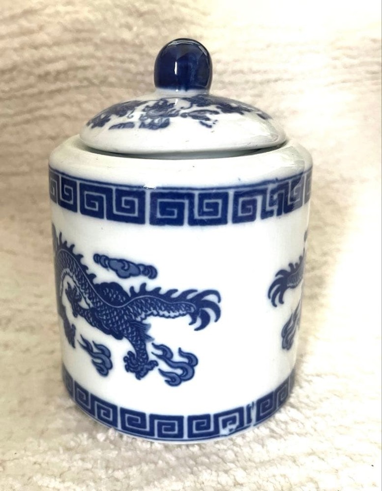 [Retro miscellaneous goods] Blue dragon pattern ceramics, blue flowers,