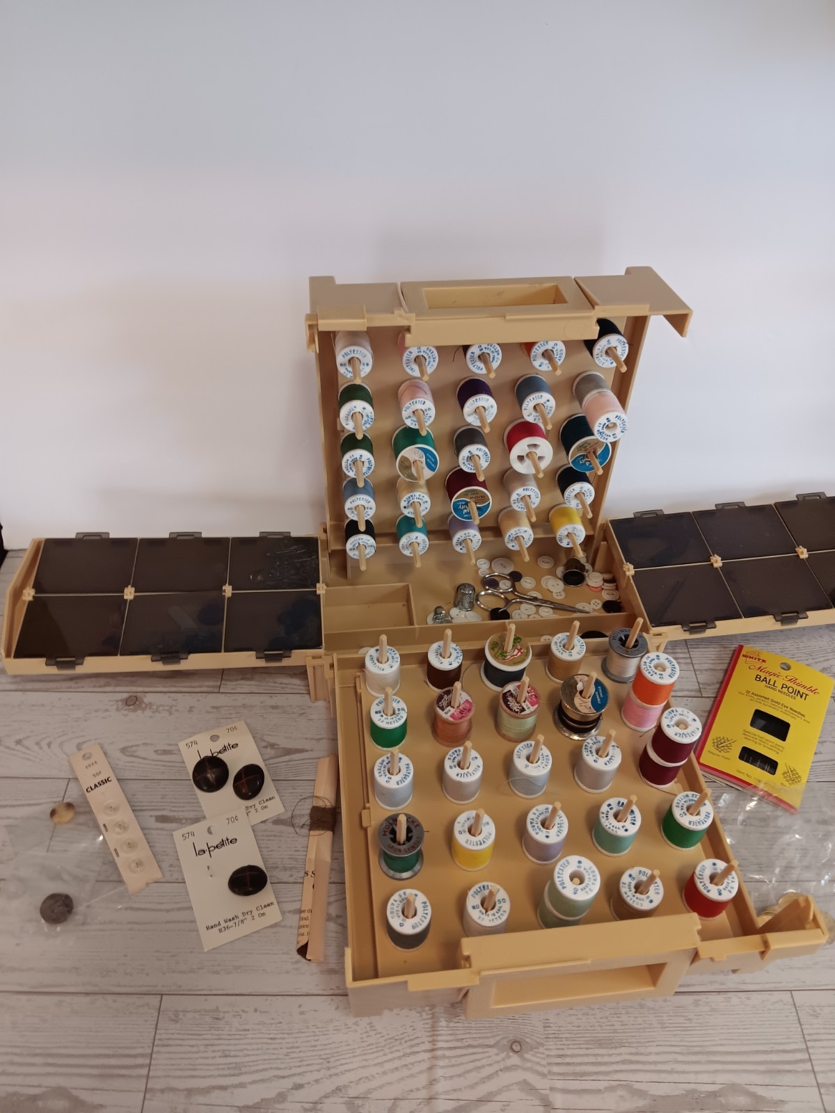 '83 World Wide Media Folding Sewing Caddy Spool Organizer Vintage Thread Notions