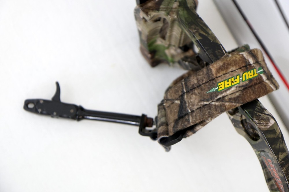 Barnett Vortex Hunter Beginner Compound Bow - Camo / Red - RH (28" Ax-Ax) 2011