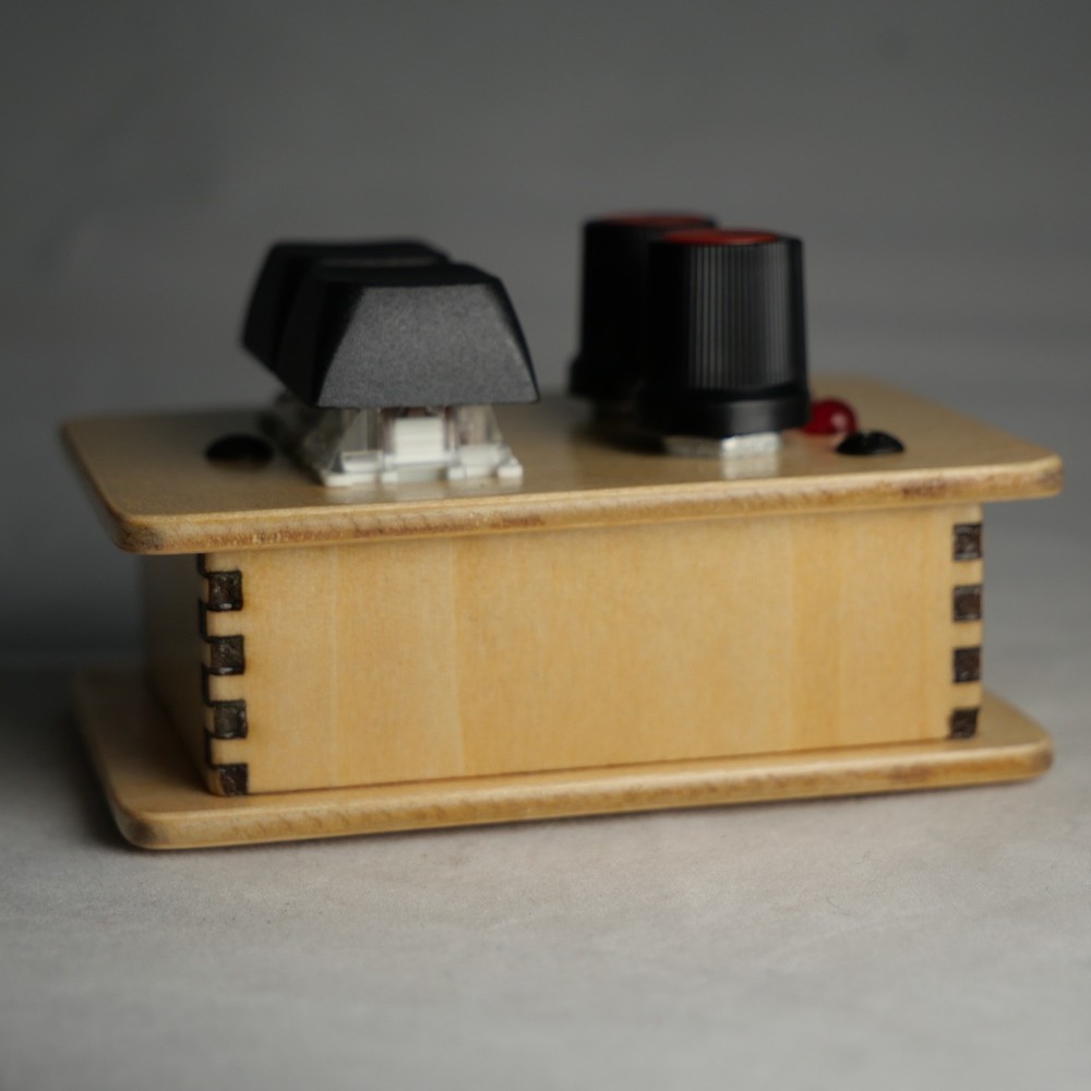 madMidiMiniClassicPlus Midi Controller 2 buttons, 2 potentiometers, 2 LEDs