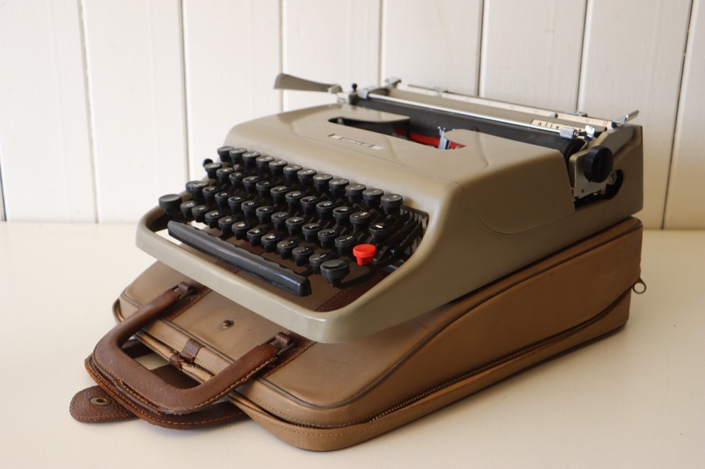 Excellent Condition - OLIVETTI Lettera 22 Portable Typewriter + Original Case