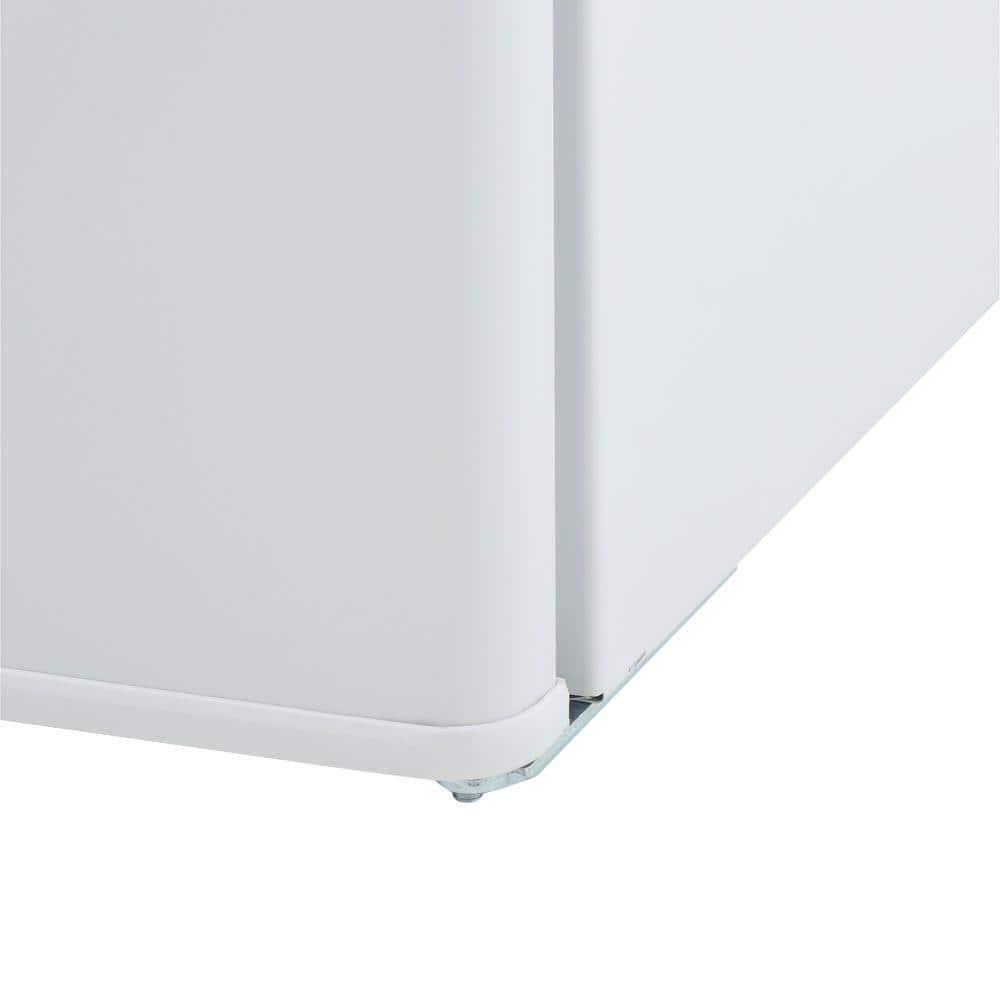 Magic Chef 2.6 cu. ft. Mini Fridge White Upfront Adjustable Thermostat Control