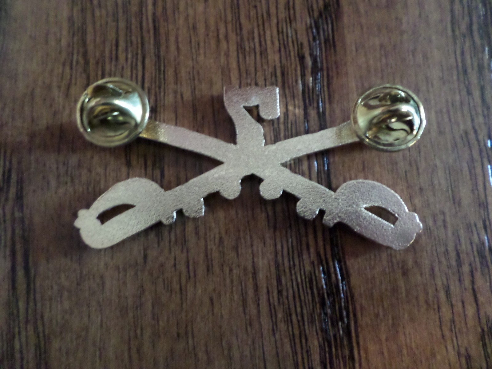 U.S MILITARY 7th CAVALRY METAL HAT BADGE CROSSED SABERS SWORDS GEORGE CUSTER