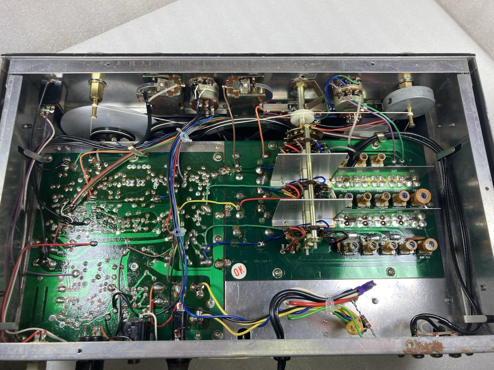 Realistic DX-160 Solid State Communications Receiver Powers On. READ