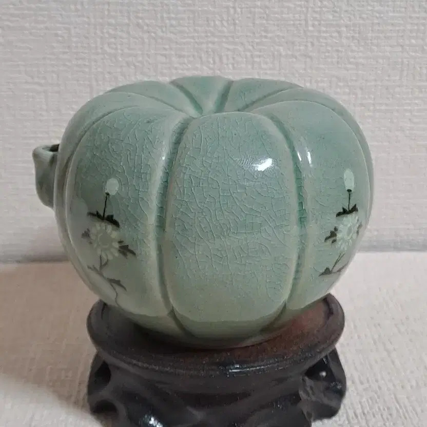 Celadon Incense Container with Flower Carving Art