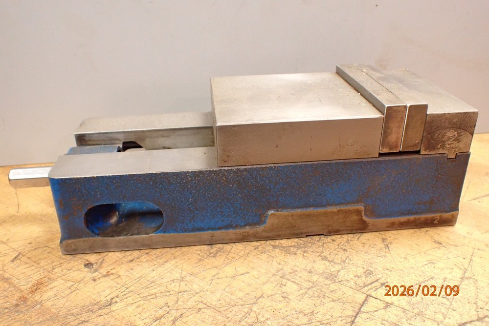LOT M9: KURT D40 MILLING MILL MACHINE VISE